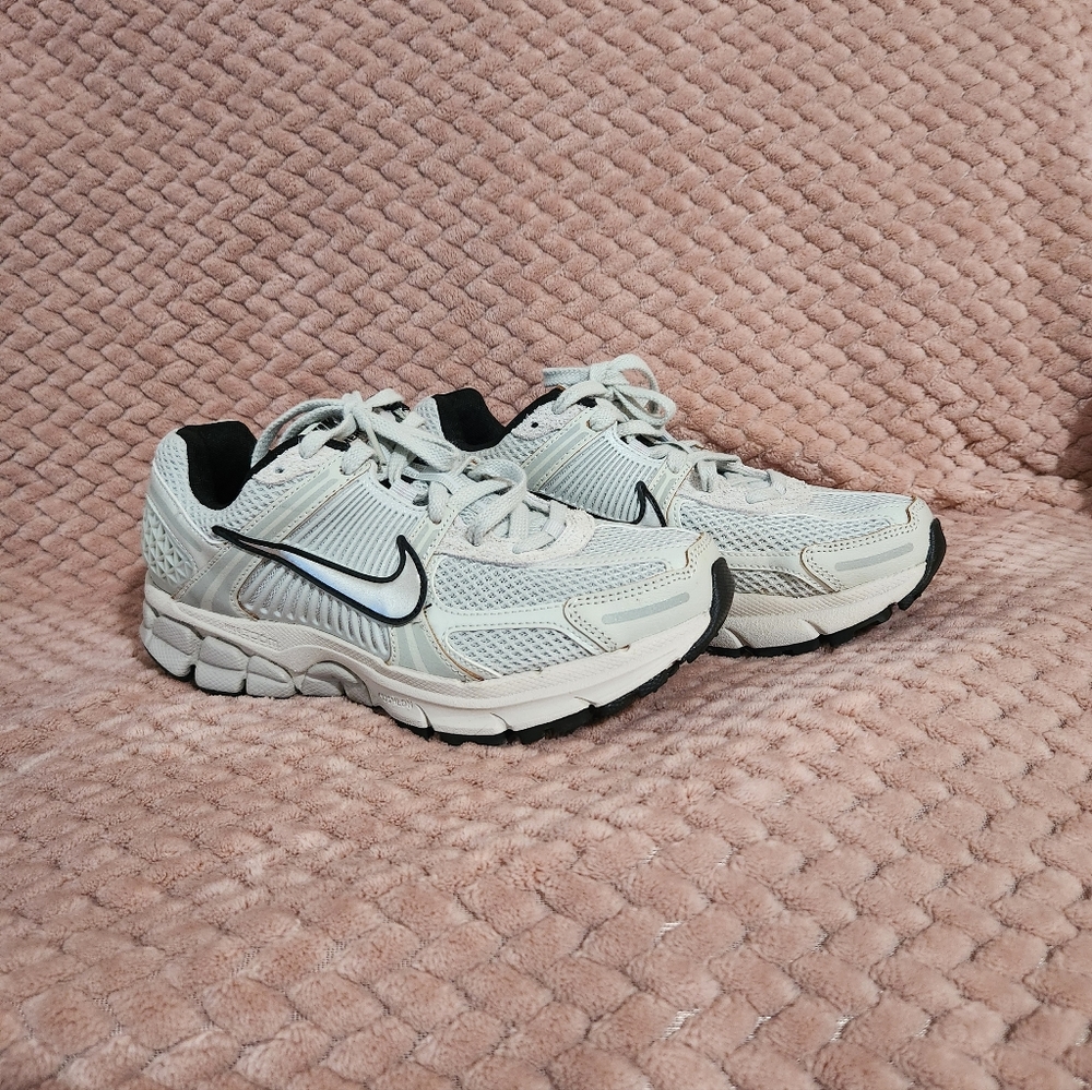 [FN6742-001] WOMENS NIKE ZOOM VOMERO 5 Sz8